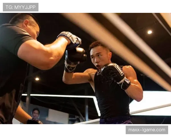 徐灿训练间隙剃了光头，感觉下一秒就能主演硬汉电影了！