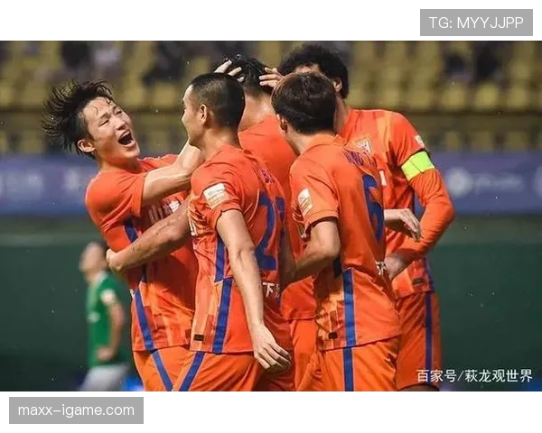 孙准浩训练完直接坐路边啃冷面包，这自律程度真不是一般人扛得住