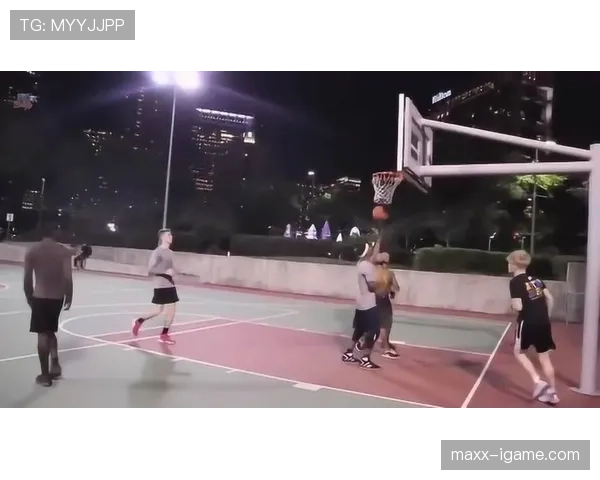 陶菲克街头拎包比球鞋还贵，这生活细节真让人慌了神！